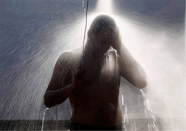 Ak sa muž cíti unavený, musí si dať kontrastnú sprchu